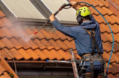 Démoussage et hydrofuge de toiture à Saint-Santin